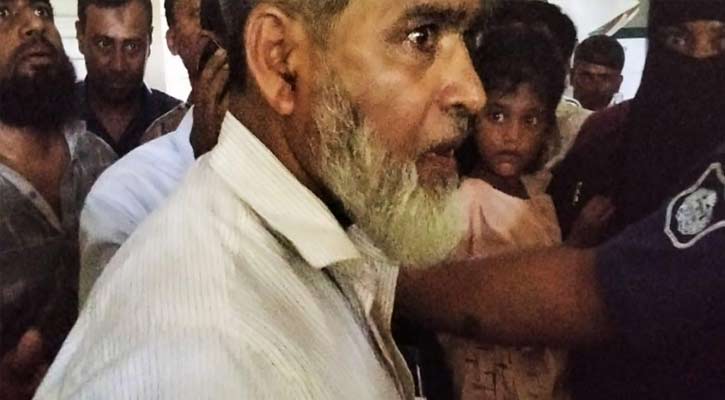 ছাত্রীকে যৌন হয়রানি, প্রধান শিক্ষককে গণপিটুনি দিয়ে পুলিশে সোপর্দ 