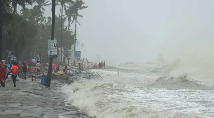 গভীর নিম্নচাপ: ১৪ জেলায় জলোচ্ছ্বাসের আশঙ্কা
