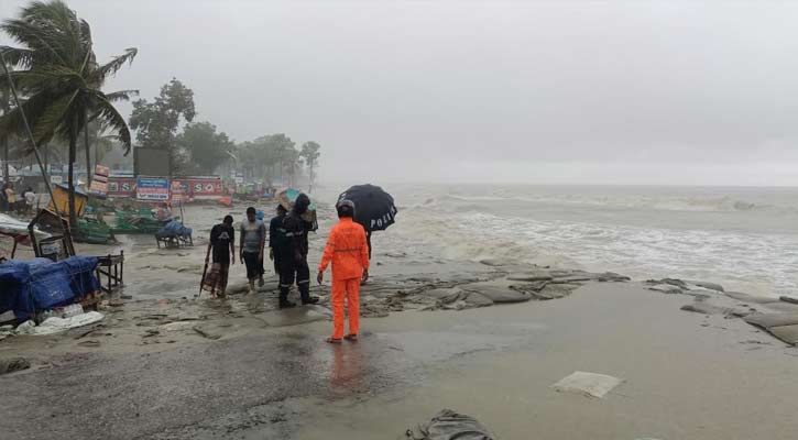 বৈরী আবহাওয়া কুয়াকাটা ছাড়ছেন পর্যটকরা 