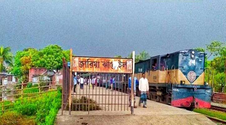 ময়মনসিংহ-জারিয়া লোকাল ট্রেন চলাচল বন্ধে দুর্ভোগে ঘরমুখো যাত্রীরা