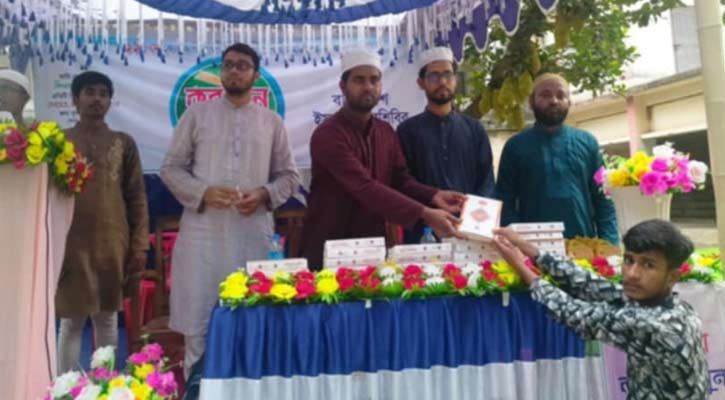 তানোরে ২২০ জন শিক্ষার্থীকে ইসলামী ছাত্র শিবিরের কোরআন উপহার