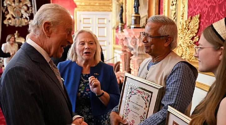 ‘কিংস চার্লস হারমনি অ্যাওয়ার্ড’ নিলেন ড. ইউনূস