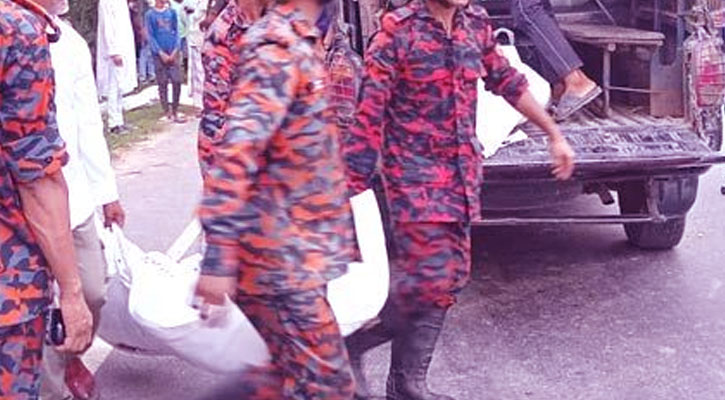 ঘোড়াঘাটে দাঁড়িয়ে থাকা ট্রাকে বাসের ধাক্কা, নিহত ৫