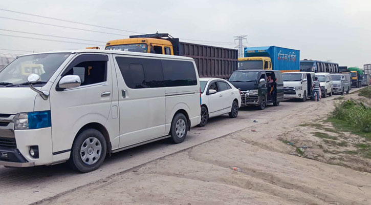 ঢাকায় ফিরছে মানুষ, যমুনা সেতুর দুই প্রান্তে দীর্ঘ যানজট