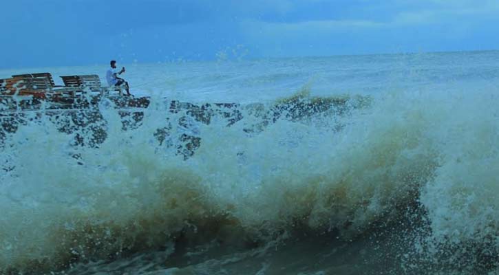 ফুঁসে উঠছে সমুদ্র, কুয়াকাটায় দিনভর ঝরছে বৃষ্টি