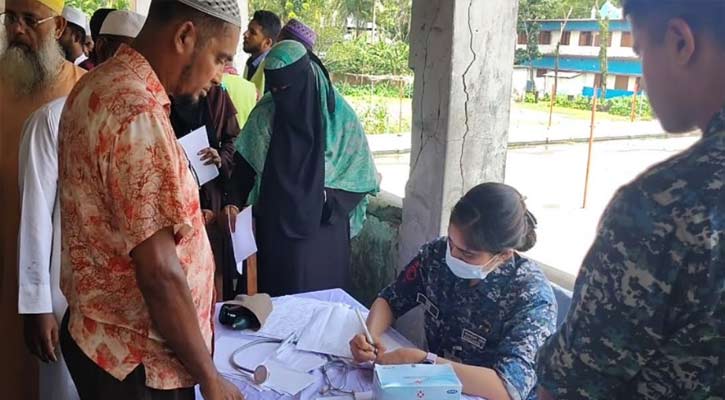 পাথরঘাটায় নৌবাহিনীর বিনামূল্যে চিকিৎসা সেবা