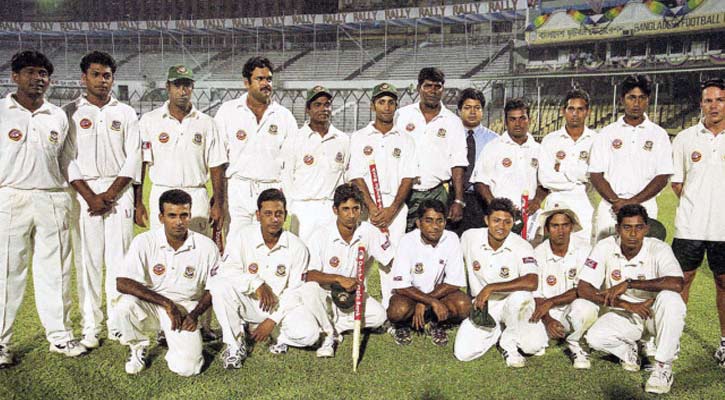 প্রথম টেস্ট দলের সদস্যদের স্মারক ব্লেজার পরিয়ে দিলেন ক্রীড়া উপদেষ্টা