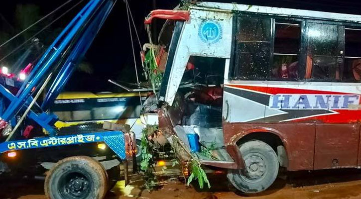 পিচ্ছিল সড়কে নিয়ন্ত্রণ হারিয়ে খাদে বাস, নিহত ২