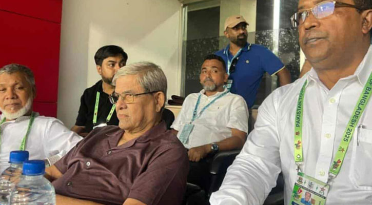 মাঠে বসে খেলা দেখলেন মির্জা ফখরুল