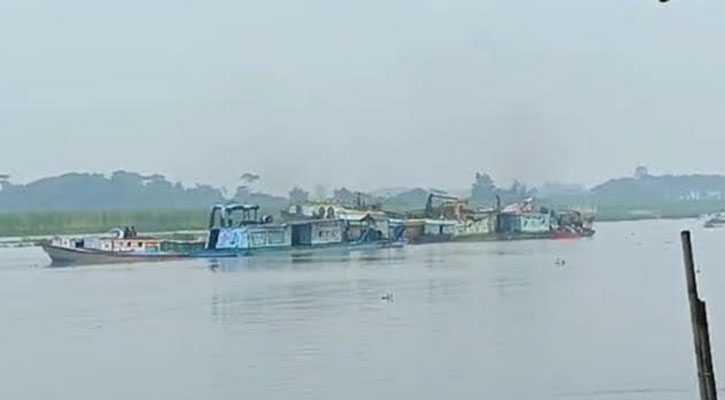 মাদারীপুরে নদ থেকে অবৈধভাবে বালু উত্তোলন, হুমকিতে ১০ গ্রামের মানুষ 