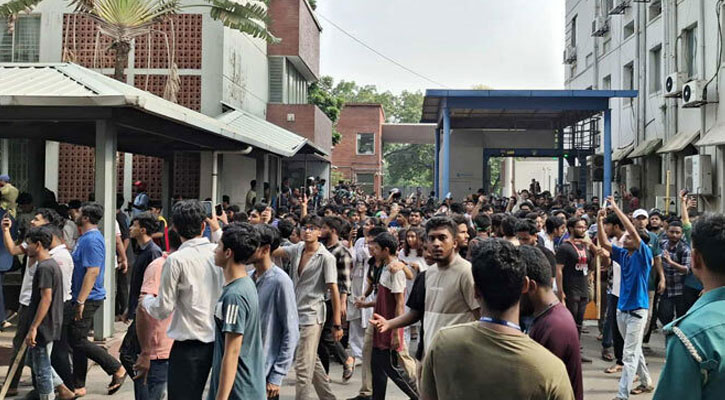 সচিবালয়ে ঢুকে পড়েছেন শিক্ষার্থীরা