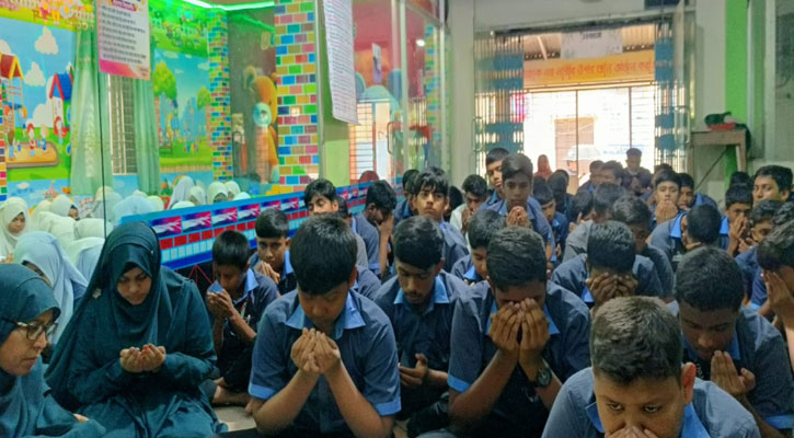 মাইলস্টোন স্কুলে বিমান দুর্ঘটনায় নিহতদের জন্য বাডস স্কুলের দোয়া মাহফিল