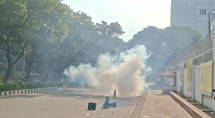সচিবালয়ের সামনে আইনশৃঙ্খলা বাহিনীর সঙ্গে শিক্ষার্থীদের ধাওয়া-পাল্টা ধাওয়া