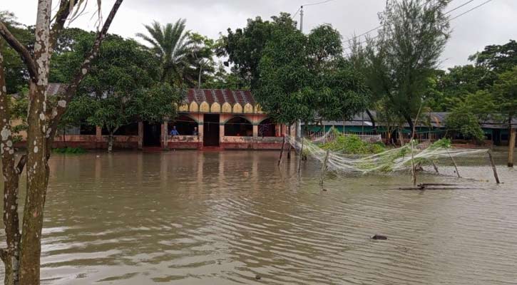নোয়াখালীর নিম্নাঞ্চল প্লাবিত, ভাঙনের মুখে শতাধিক বাড়িঘর