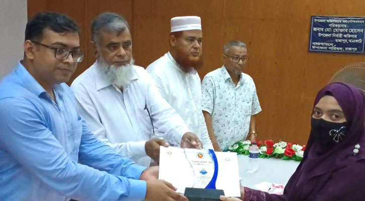 রাজাপুরে কৃতী শিক্ষার্থীদের মাঝে ক্রেস্ট ও সনদ বিতরণ