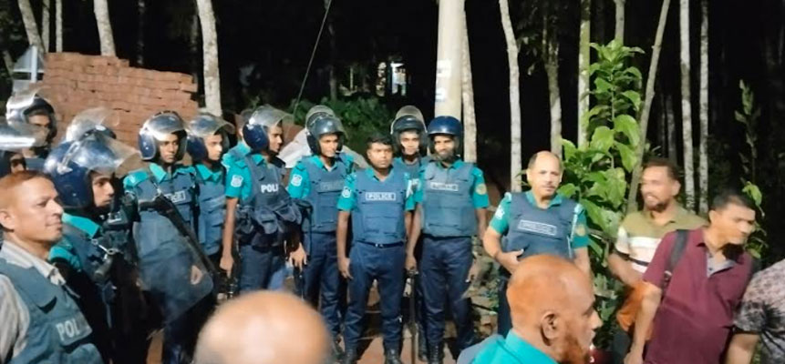 বরিশালে পুলিশের কাছ থেকে ছিনিয়ে যুবককে কুপিয়ে হত্যা