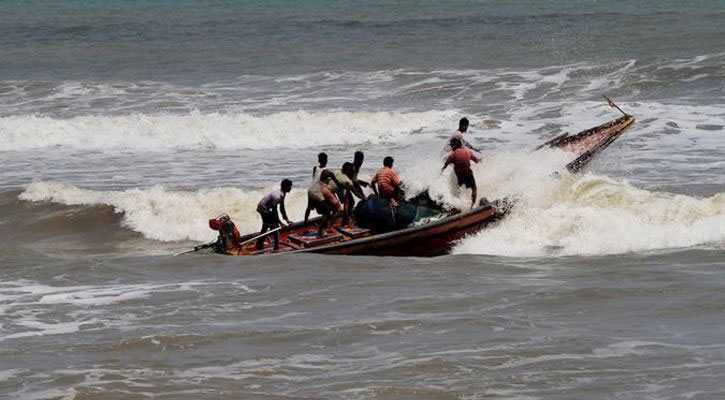 বঙ্গোপসাগরে বিদেশি জাহাজের আঘাতে মাছ ধরার ট্রলারডুবি