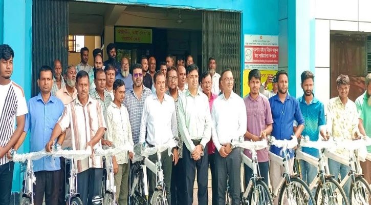 নীলফামারী পৌরসভার কর্মীদের মাঝে বাই-সাইকেল প্রদান