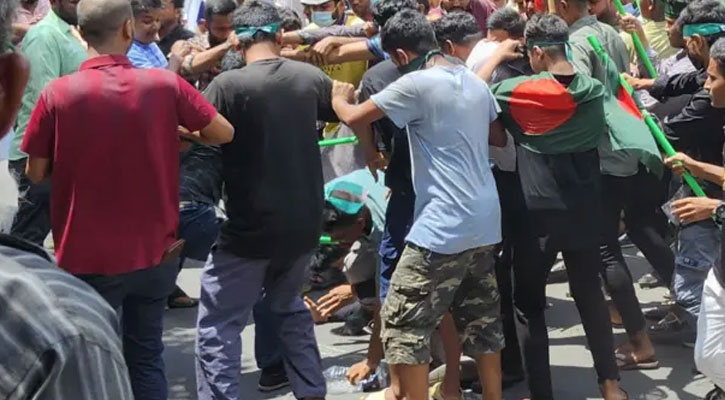 ৩২ নম্বরে কয়েকজনকে হেনস্তা