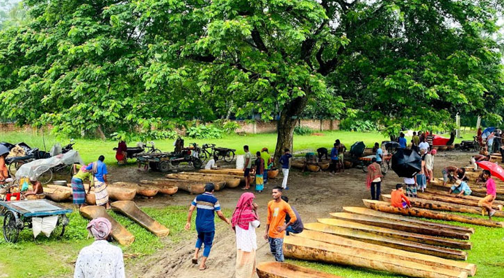 মুক্ত জলাশয়ে পানি বাড়ায় ডোঙার হাট জমজমাট