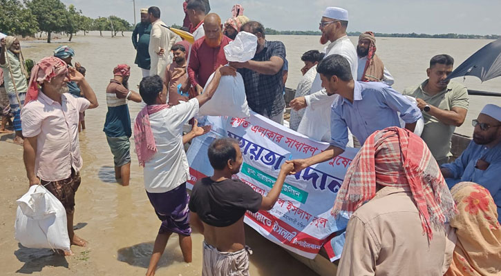 চাঁপাইনবাবগঞ্জে বন্যার্ত ৩৫০ পরিবারকে জামায়াতে ইসলামীর খাদ্য সহায়তা