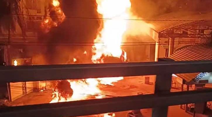 মহাখালীতে সিএনজি ফিলিং স্টেশনে আগুন