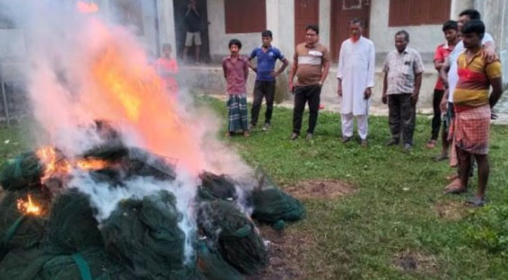 টুঙ্গিপাড়ায় অবৈধ চায়না দুয়ারী জাল ধ্বংস