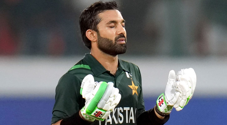 এশিয়া কাপ থেকে বাদ পড়ে ভক্তদের সুখবর দিলেন রিজওয়ান