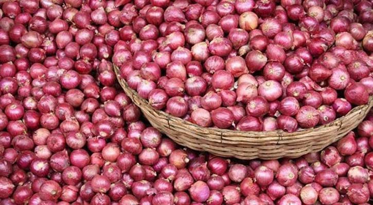 বাজারে পেঁয়াজের ঝাঁজ