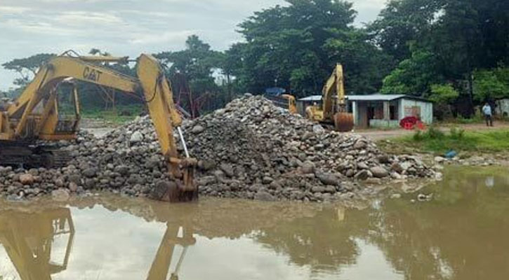 সিলেটে পরিত্যক্ত ৫ ডোবায় মিললো দেড় লাখ ঘনফুট পাথর