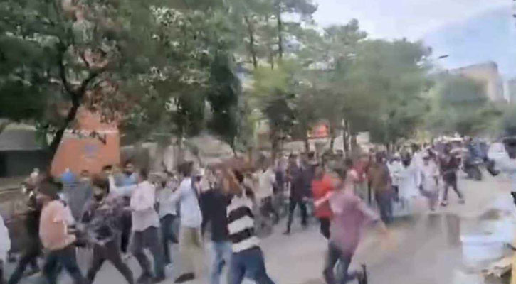 ধানমন্ডিতে আ. লীগের মিছিল, ককটেল বিস্ফোরণ