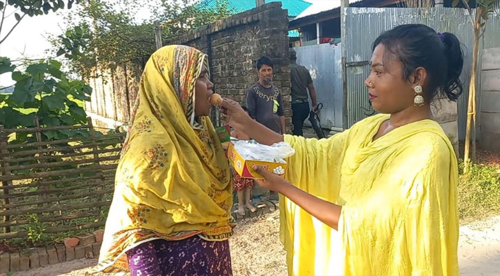 সরকারি ঘর পেয়ে মিষ্টি বিতরণ করলো হিজরা জনগোষ্ঠী