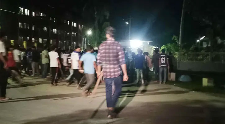বাকৃবিতে উপাচার্যসহ ২২৭ শিক্ষক অবরুদ্ধের পর বহিরাগতদের হামলা