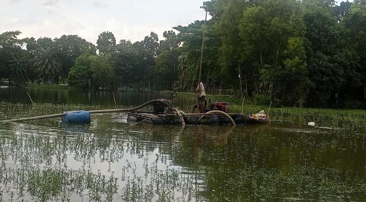 দিনে নয়, রাতের আঁধারে ড্রেজারে তোলা হচ্ছে বালু 