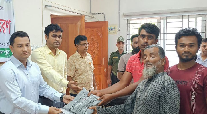 আলফাডাঙ্গায় উন্নত জাতের মাসকলাই বীজ ও সার বিতরণ