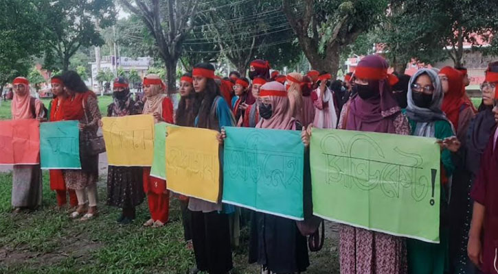 বহিরাগতদের হামলার প্রতিবাদে বাকৃবিতে চোখে লাল কাপড় বেঁধে মৌন মিছিল