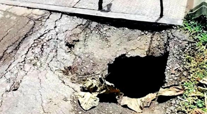 রাজাপুরে বেইলী সেতুর সংযোগ সড়কে গর্ত, দুর্ঘটনার শঙ্কা