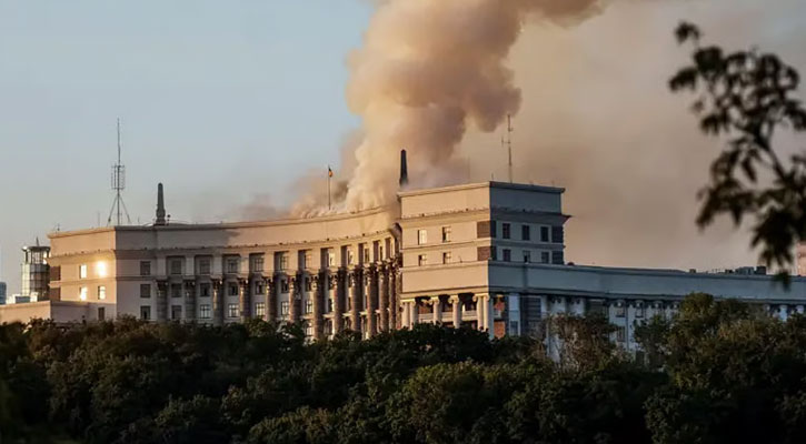 ইউক্রেনের মন্ত্রিসভার ভবনে রাশিয়ার হামলা