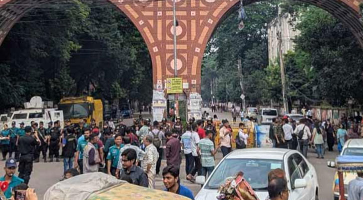 ঢাবির প্রবেশপথে রাজনৈতিক দলের নেতাকর্মীদের ভিড় বাড়ছে 