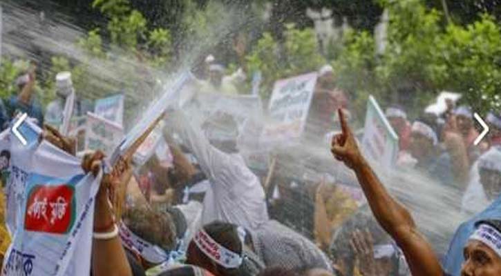 বেসরকারি শিক্ষকরা যমুনা অভিমুখে, পিটিয়ে সরিয়ে দিল পুলিশ