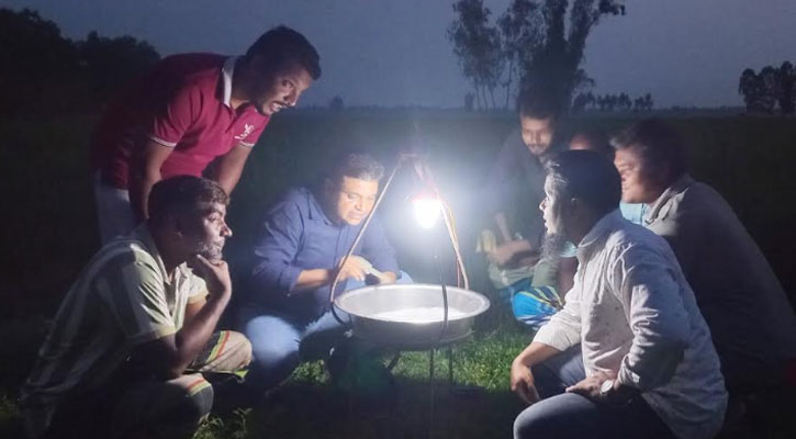 ফসলী জমিতে পোকা দমন করতে আলোক ফাঁদ