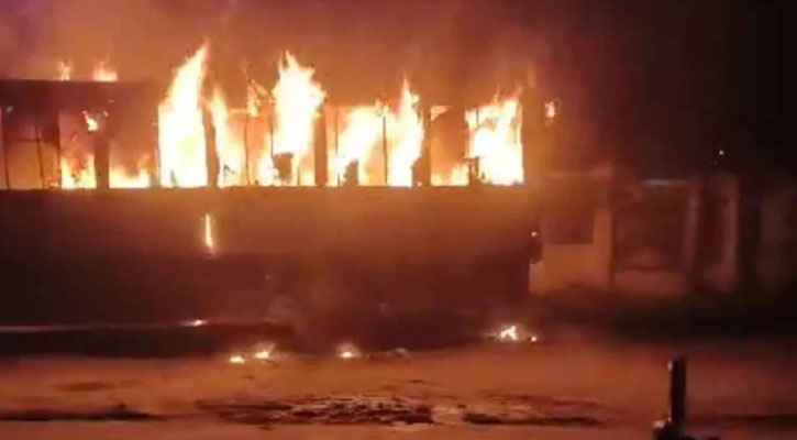 রাজধানীর হাজারীবাগ বেড়িবাঁধে বাসে আগুন