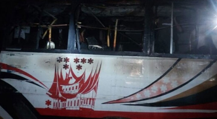 ধামরাইয়ে পার্কিং বাসে আগুন