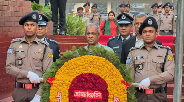রাজারবাগ পুলিশ স্মৃতিস্তম্ভে স্বরাষ্ট্র উপদেষ্টা-আইজিপির শ্রদ্ধা