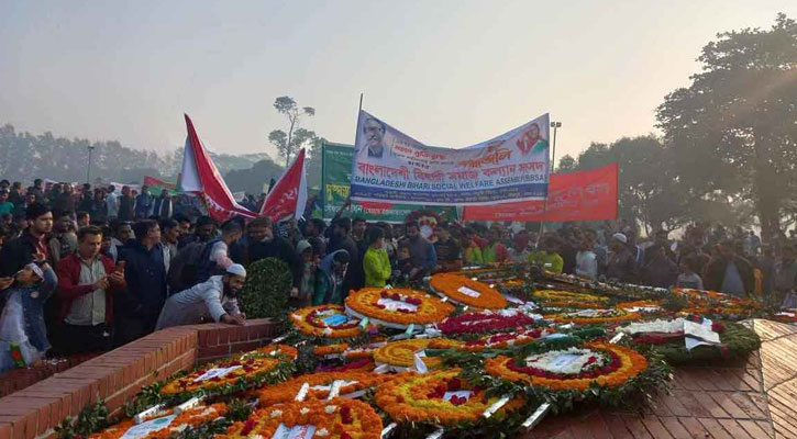 শহীদদের প্রতি শ্রদ্ধা জানাতে স্মৃতিসৌধে মানুষের ঢল