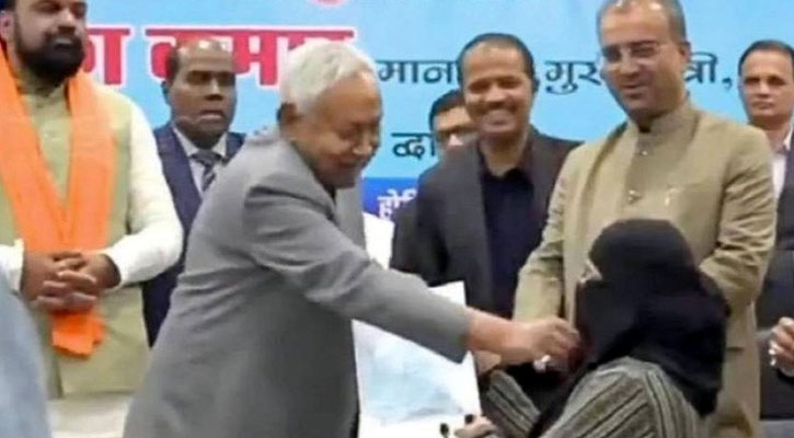 নারী চিকিৎসকের হিজাব খুলে ফেললেন বিহারের মুখ্যমন্ত্রী