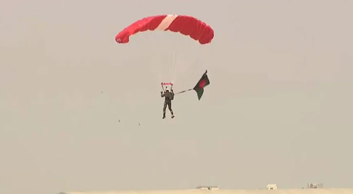 বিজয় দিবসে পতাকা হাতে প্যারাস্যুটিং করে বাংলাদেশের বিশ্বরেকর্ড