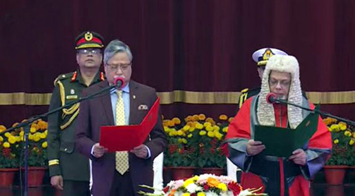 শপথ নিলেন নতুন প্রধান বিচারপতি জুবায়ের রহমান চৌধুরী