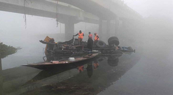 ব্রিজের রেলিং ভেঙে ট্রাক নদীতে, নিহত ২