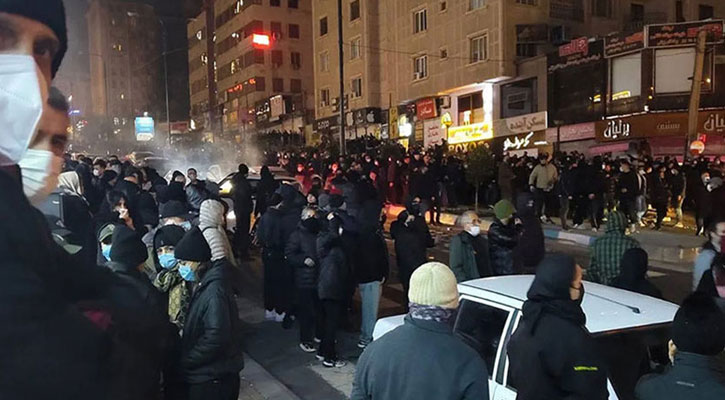 ইরানে বিক্ষোভকারীদের লক্ষ্য করে ছোড়া হচ্ছে গুলি, ২ হাজার নিহতের শঙ্কা